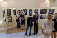 Fotografie z vernisáže výstavy k 30. výročí založení fotoklubu